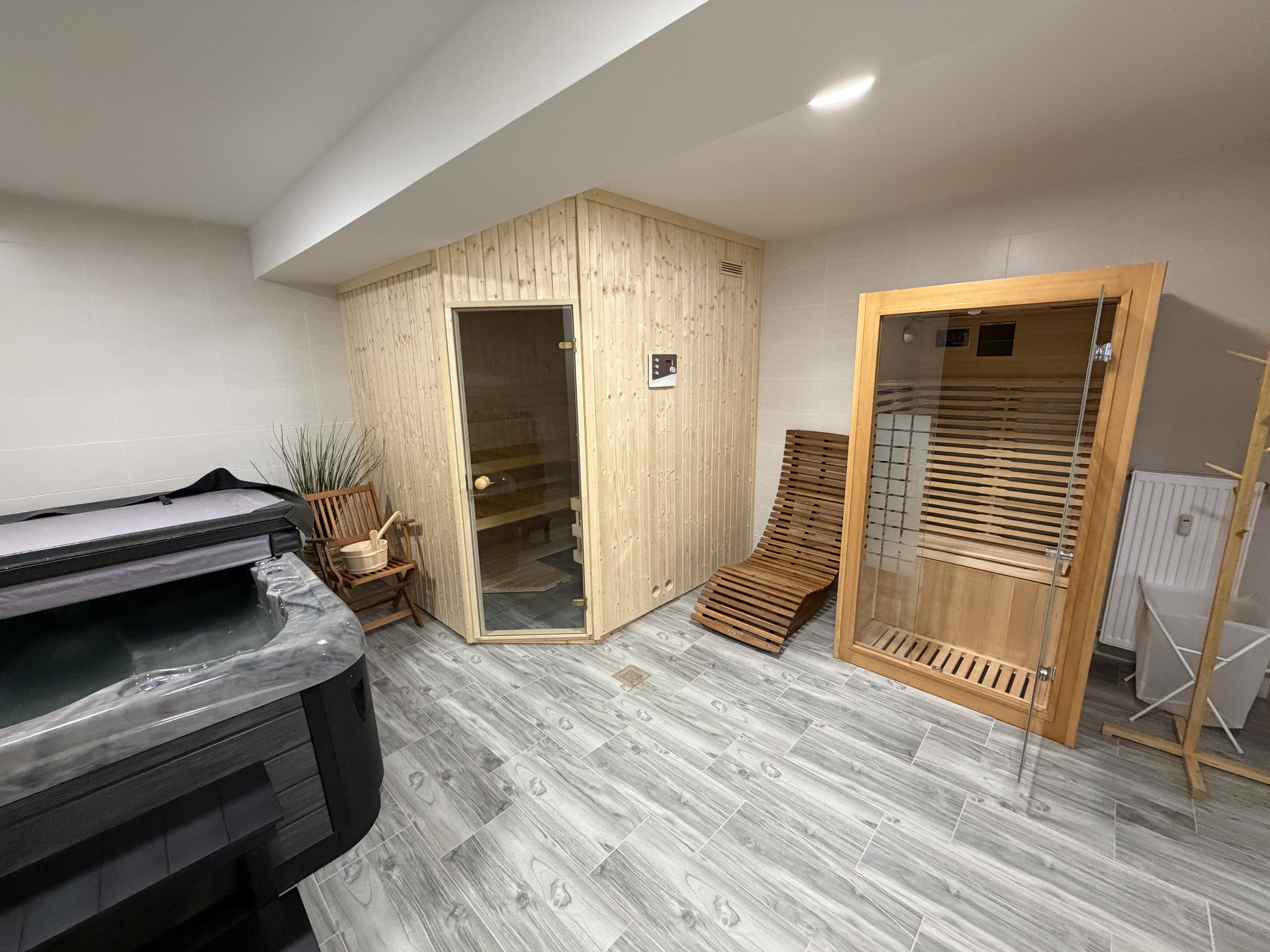 Wellness prostor se saunou a vířivkou